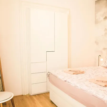 Codelli Deluxe Centre *